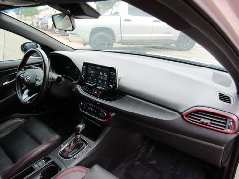 Used 2018 Hyundai Elantra GT Sport FWD image 9
