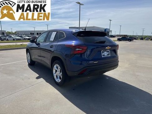 Used 2024 Chevrolet Trax LS w/ LS Convenience Package image 4