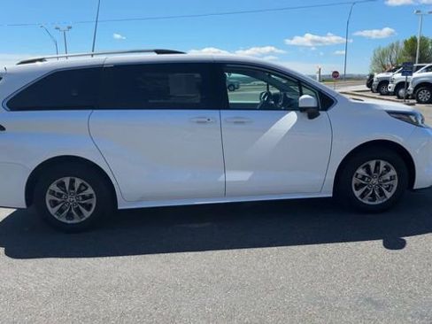Used 2025 Toyota Sienna LE AWD/4WD image 9
