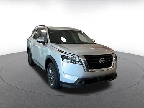 Used 2025 Nissan Pathfinder SV FWD image 3