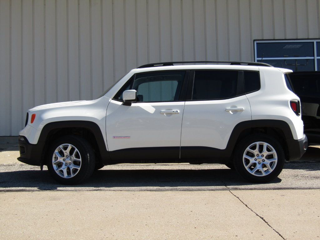 Used 2018 Jeep Renegade Latitude w/ Cold Weather Group AWD/4WD image 11