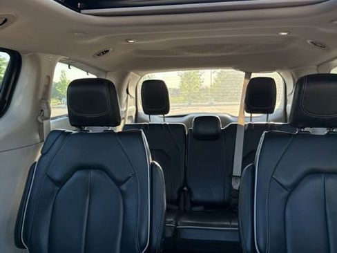 Used 2023 Chrysler Pacifica Limited FWD image 12