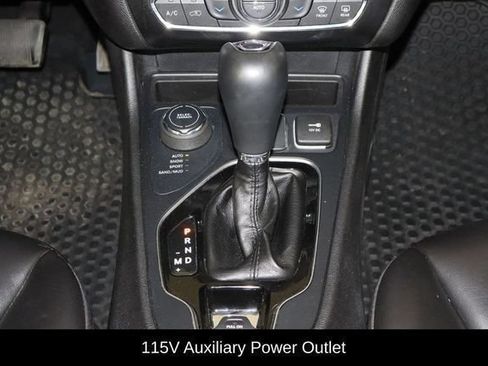 Used 2019 Jeep Cherokee Latitude Plus AWD/4WD image 40