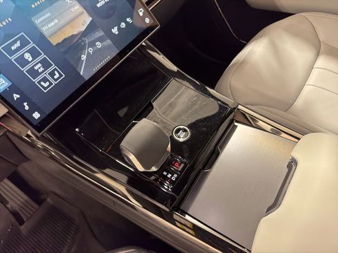 Used 2025 Land Rover Range Rover Sport SE image 17