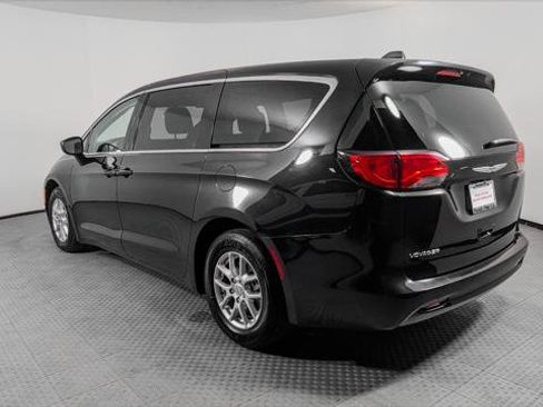 Used 2023 Chrysler Voyager LX image 4