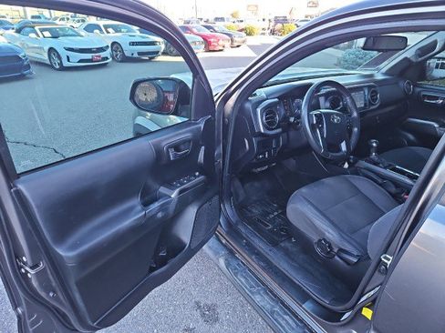 Used 2016 Toyota Tacoma TRD Off-Road image 8
