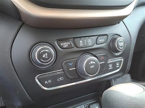 Used 2017 Jeep Cherokee Latitude w/ Cold Weather Group image 17