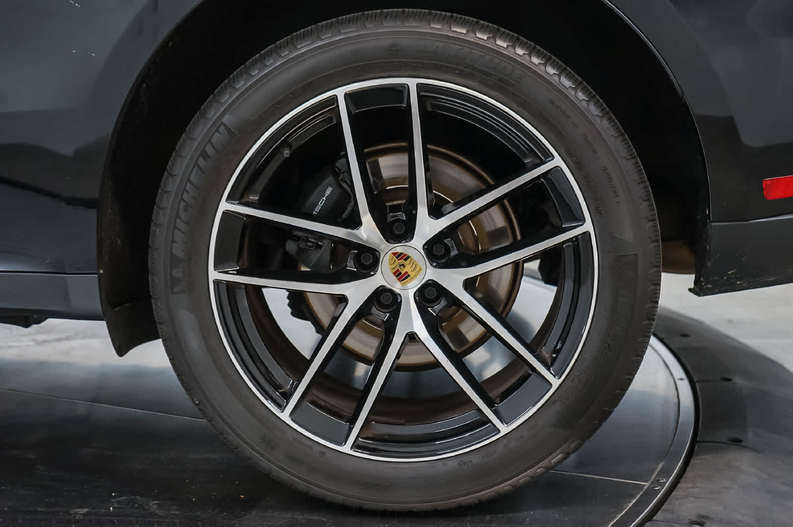 Certified 2024 Porsche Macan AWD/4WD image 13