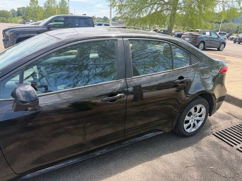 Used 2023 Toyota Corolla LE FWD image 2