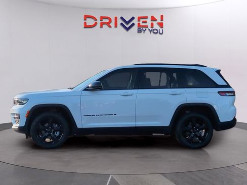 Used 2023 Jeep Grand Cherokee Limited w/ Black Appearance Package AWD/4WD image 2