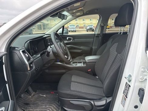 Used 2022 Kia Sorento LX image 9