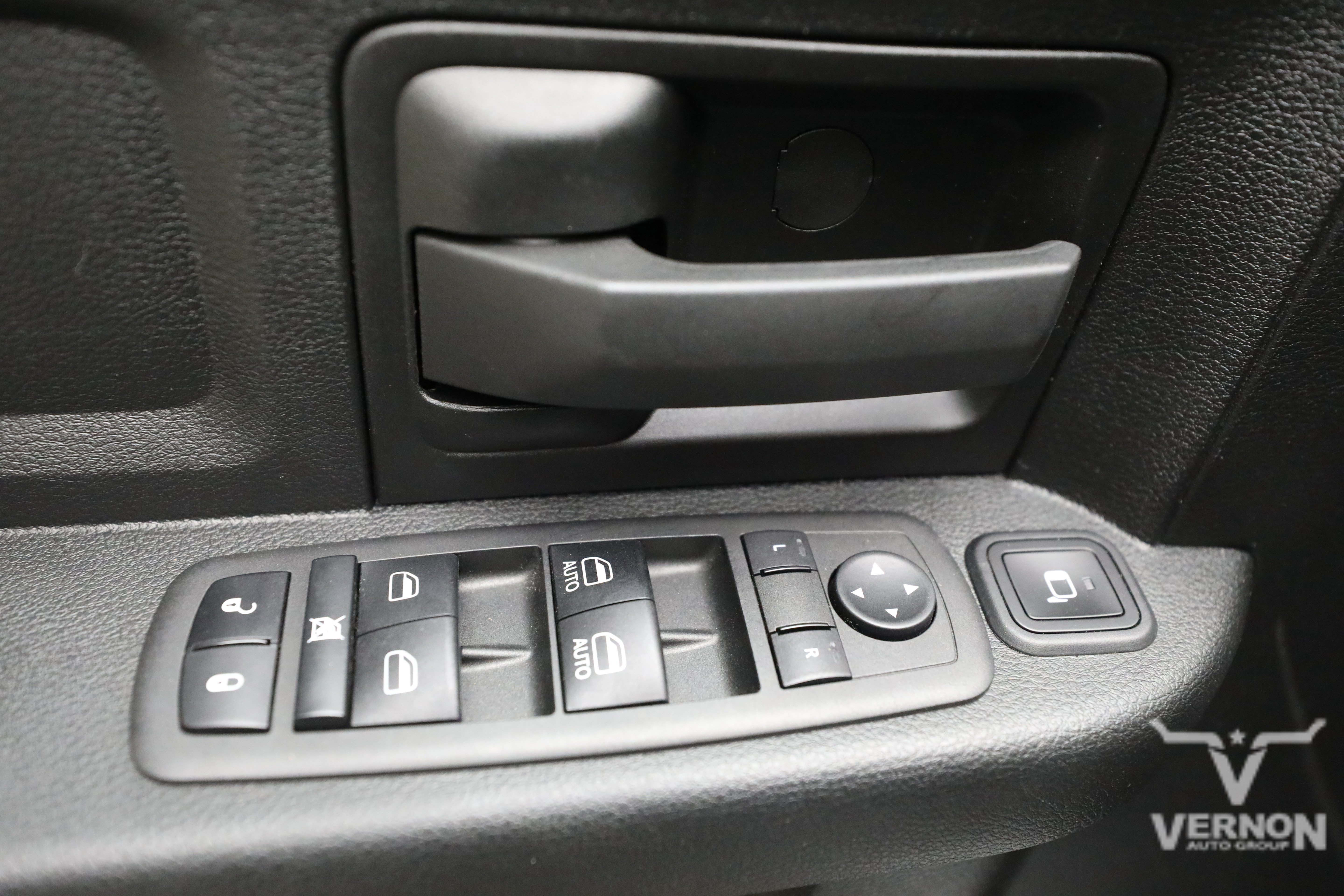 Used 2024 RAM 3500 Tradesman w/ Chrome Appearance Group AWD/4WD image 17