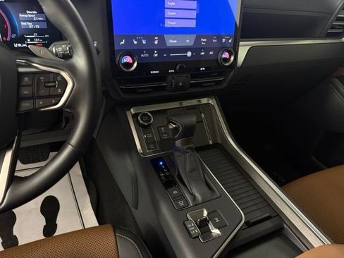 Used 2025 Lexus GX 550 w/ Accessory Package (2T) AWD/4WD image 30