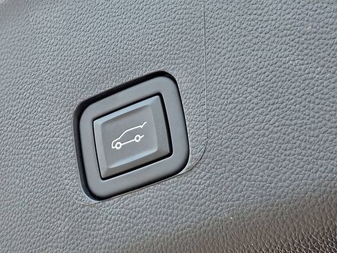 Certified 2023 Chevrolet Traverse LT FWD image 32