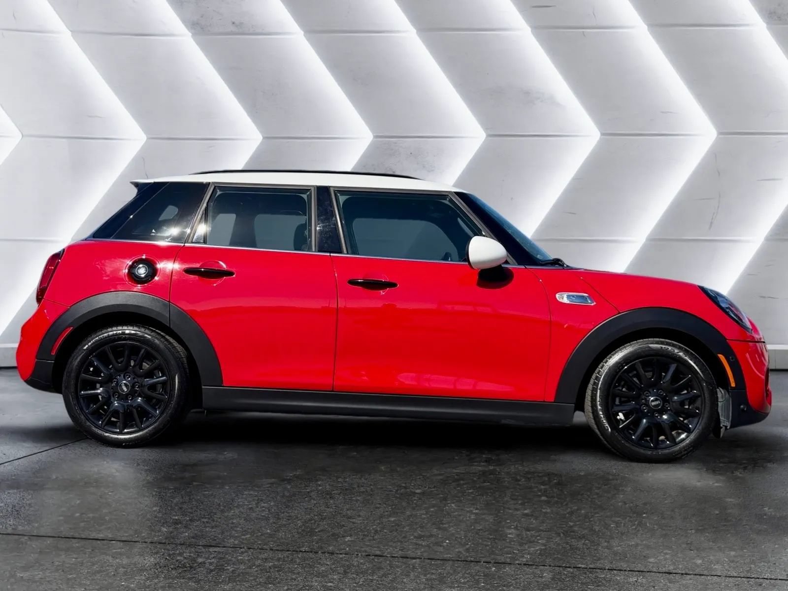Used 2019 MINI Cooper S w/ Driver Assistance Package FWD image 4