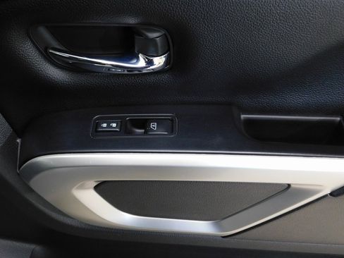 Used 2017 Nissan Titan SV image 90