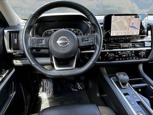 Used 2025 Nissan Pathfinder SL FWD image 10