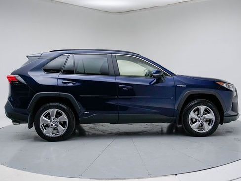 Used 2021 Toyota RAV4 XLE Premium image 6