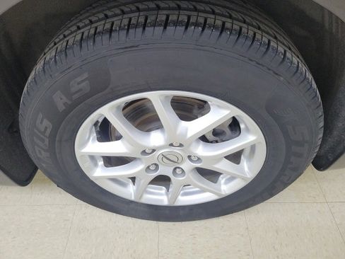 Used 2023 Chrysler Pacifica Touring-L image 9