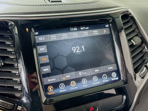 Used 2019 Jeep Cherokee Limited FWD image 27