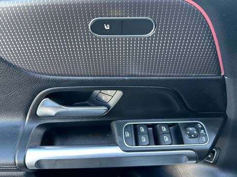 Used 2022 Mercedes-Benz GLB 250 image 11