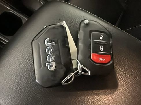 Used 2023 Jeep Wrangler Unlimited Sahara AWD/4WD image 19