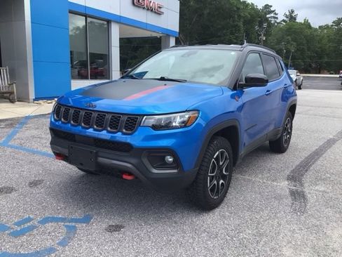 Used 2025 Jeep Compass Trailhawk AWD/4WD image 2