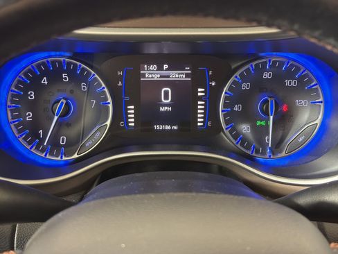 Used 2019 Chrysler Pacifica Touring-L image 17