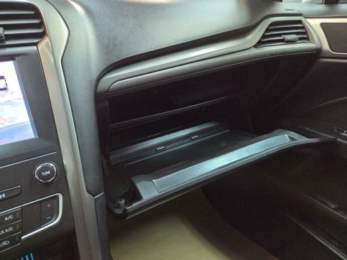 Used 2020 Ford Fusion SE image 27