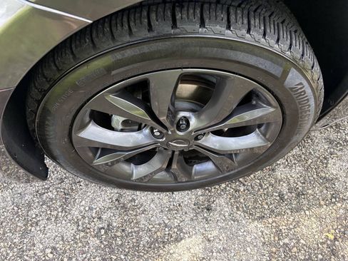 Used 2018 Chrysler Pacifica Limited w/ Advanced Safetytec Group FWD image 9