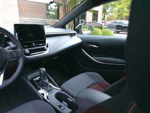 Used 2025 Toyota Corolla SE image 32