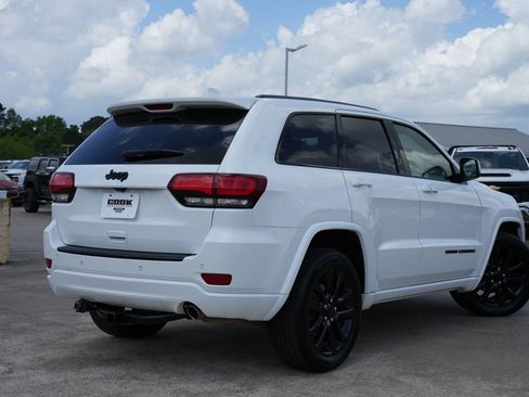 Used 2018 Jeep Grand Cherokee Altitude image 3