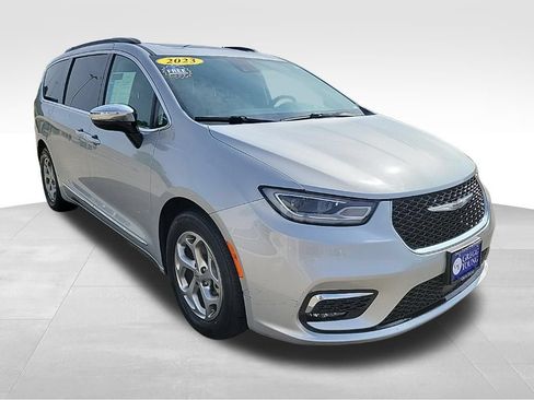 Used 2023 Chrysler Pacifica Limited FWD image 11