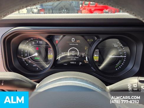 Used 2025 Jeep Wrangler Unlimited Sahara AWD/4WD image 27