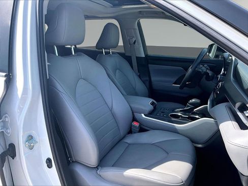 Used 2024 Toyota Highlander XLE AWD/4WD image 34