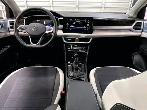 Used 2025 Volkswagen Taos SE w/ Panoramic Sunroof Package image 17