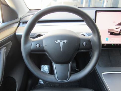 Used 2023 Tesla Model Y Long Range image 32