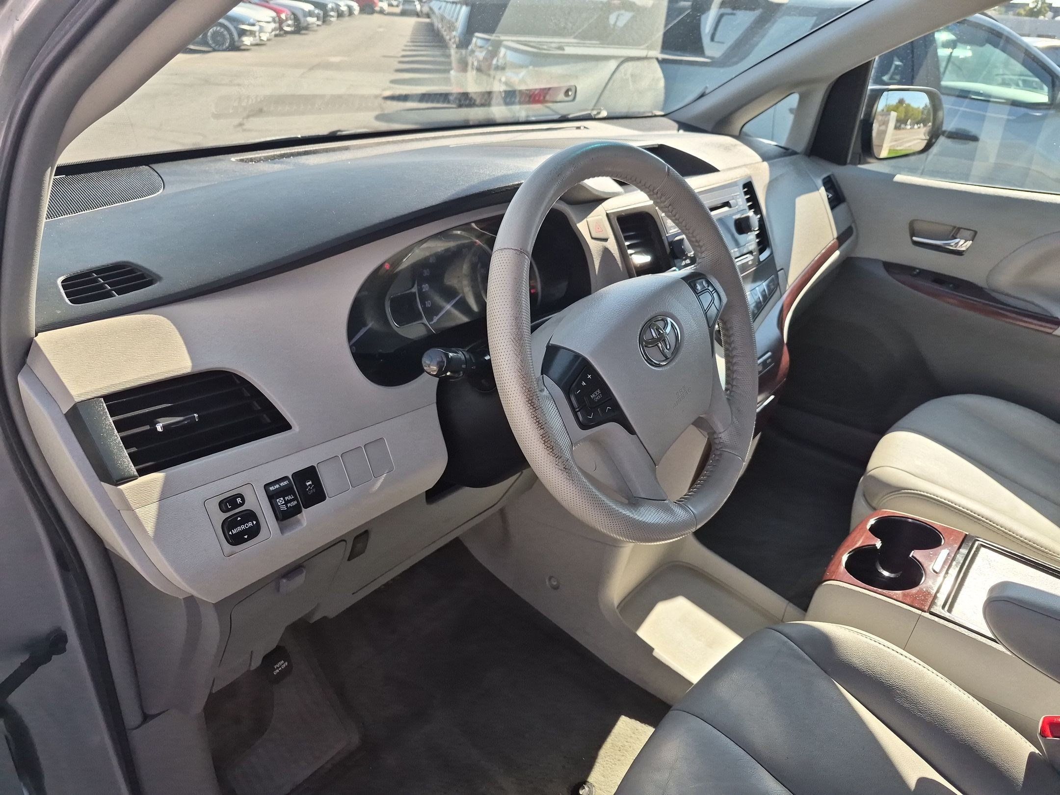 Used 2014 Toyota Sienna XLE FWD image 15