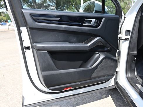 Used 2019 Porsche Cayenne image 18
