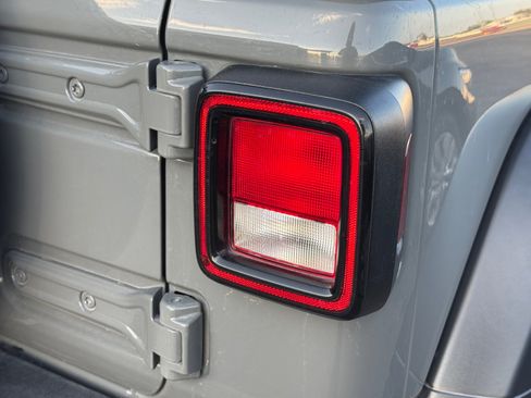 Used 2019 Jeep Wrangler Sport AWD/4WD image 31