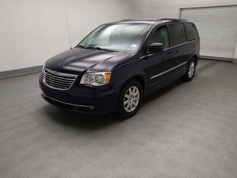 Used 2016 Chrysler Town & Country Touring FWD image 2