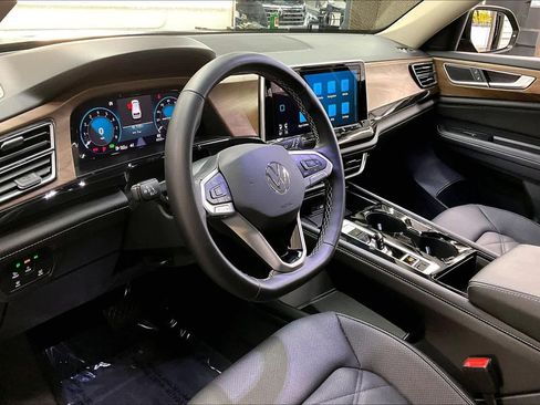 Used 2025 Volkswagen Atlas SE w/ Black Wheel Package image 16