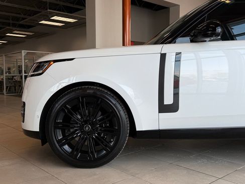 Used 2025 Land Rover Range Rover SE image 2