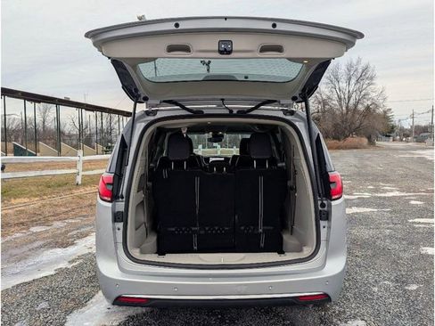 Used 2024 Chrysler Pacifica Touring-L image 12