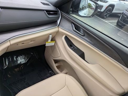 New 2025 Jeep Grand Cherokee Limited image 10