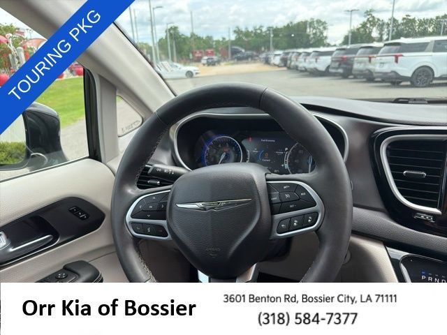 Used 2024 Chrysler Pacifica Touring-L FWD image 27