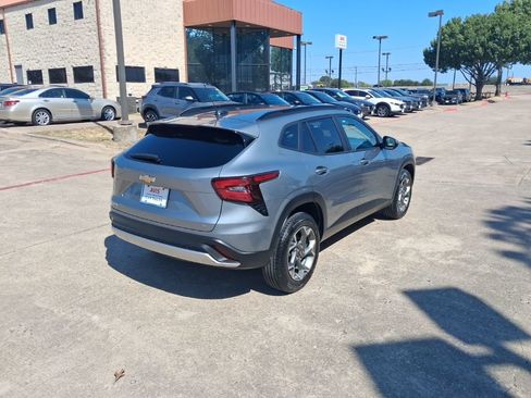 Used 2025 Chevrolet Trax LT w/ LT Convenience Package FWD image 7