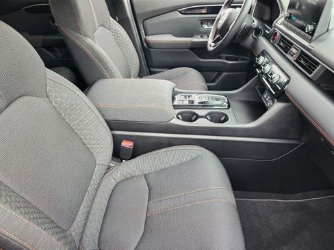 Used 2025 Honda Pilot Sport image 19