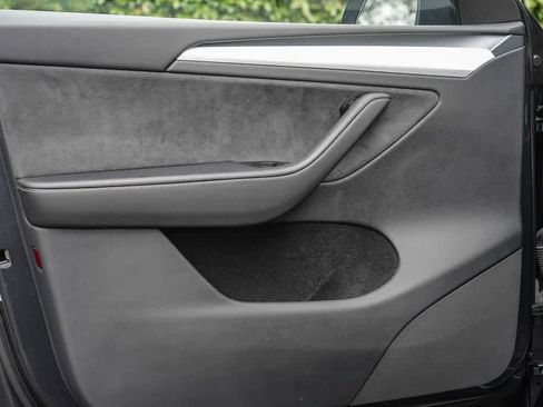 Used 2025 Tesla Model Y Long Range AWD/4WD image 19