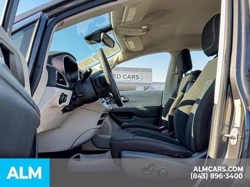 Used 2023 Chrysler Voyager LX FWD image 8